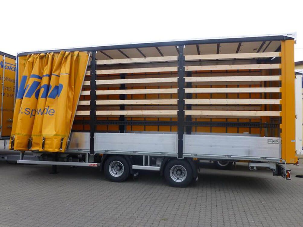 Gelber Jumbo Gliederzug von innen der Firma Waldmann GmbH