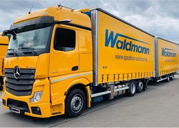 Gelber Jumbo Gliederzug der Waldmann GmbH