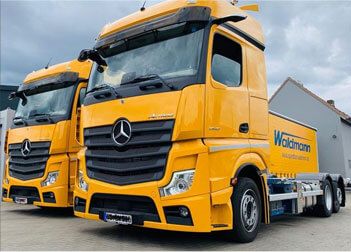 Gelber LKW der Waldmann GmbH