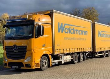 Gelber Jumbo Gliederzug der Waldmann GmbH