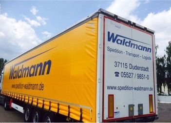 Gelber LKW der Waldmann GmbH - Rückansicht